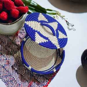 Venta al por mayor decoración del hogar tejido a mano Natural Beige y azul Color Sabai hierba mimbre hecho a mano cesta Natural Chapati cesta con tapa - Product Image 4