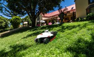 Tondeuse robotisée LUBA 2 AWD 10000X 10000HX en stock pour 2,5 acres, outils IA disponibles à la vente - Product Image 4