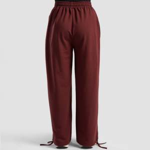 กางเกงวอร์มขาบานทรงลำลอง รุ่น VolumeFit ระบายอากาศได้ดี สีมารูน - Product Image 3