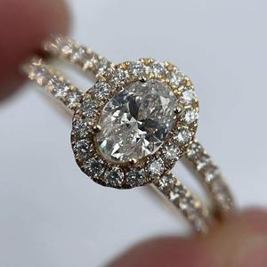 Este anillo de compromiso con diamante cultivado en laboratorio de corte ovalado y doble banda en oro amarillo macizo de 14k es una pieza de joyería fina lujosa y atemporal. - Product Image 5