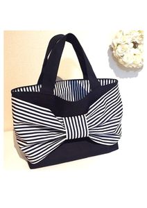 Sac fourre-tout en toile à rayures marine avec un grand nœud décoratif en bleu marine et blanc, conçu pour un port quotidien élégant à l'épaule - Product Image 3