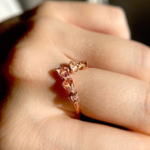 Anillo Ajustable de Cuarzo Aura Ángel Hecho a Mano con Banda Chevron de Cobre Electroformado y Gema de Cristal - Product Image 3