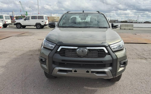 Camioneta Usada de Doble Cabina, 2.8L Turbo, Automática, Volante a la Izquierda, Versión Tropical, Interior Oscuro, Fabricada en Alemania, Tracción en las Cuatro Ruedas, R17 2024 - Product Image 3