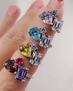 La bague multi-pierres au design luxueux présente des couleurs brillantes, parfaite pour les amateurs de bijoux à la mode et un style élégant - Product Image 1