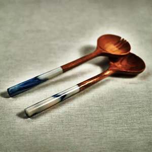 Juego de servidor de ensalada de madera de mango con asas de resina azul Juego de servidor de ensalada de madera de 2 KETCHENWAR ÚNICO HECHO A MANO - Product Image 1