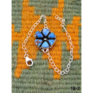 Pulsera Artesanal del Suroeste con Turquesa Golden Hills y Plata de Ley, Diseño Floral, para Regalo - Product Image 3