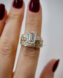 Anillo de Eternidad con Moissanita Corte Esmeralda en Oro Amarillo de 14k, 2.6 o 3.0 TC, Orientación Este-Oeste o Norte-Sur, Anillo de Compromiso Apilable - Product Image 5