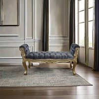 Banc antique de style français, tabouret vintage en bois, ottoman, bout de lit pour salon de style européen et mobilier d'hôtel