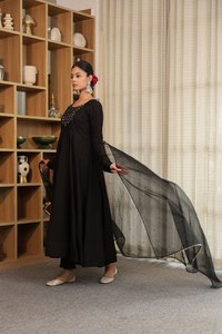 ชุดผ้าจอร์เจียสีดำสุดทึ่งที่มีคอเสื้อแฟนซีประดับด้วยกระจกเต็มตัวแขนยาวและมีสีสันมากมาย - Product Image 4