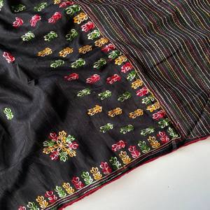 Sari VASTRA COTTAGE de Yute Puro Tussar con Bordado Kashmirí, Detalle de Ribete Elegante y Blusa en Contraste, Ropa Étnica - Product Image 2