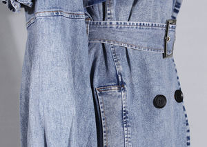 Veste en jean rose délavée tendance pour femmes avec des détails cloutés argentés, manches longues, boutons - Product Image 2