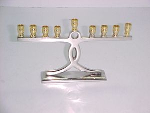 Menorá de Lujo Premium, Portavelas Único de Latón, Estilo Americano e Israelí, Menorá para Decoración del Hogar, Fiestas y Bodas - Product Image 4