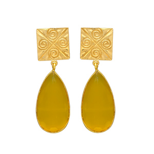 Recién llegado, Pendientes colgantes de diseño único chapados en oro con pendientes de latón con piedras preciosas de Calcedonia amarilla - Product Image 1