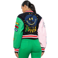 Veste universitaire pour femme avec logo personnalisé, design ajusté, couleur rouge avec manches blanches, en polaire, vestes de collège