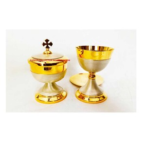 Calice en laiton de luxe doré avec patène et design unique - Product Image 3