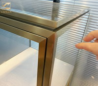 Vitrine à bijoux verticale avec éclairage LED, vitrine en verre hautement transparent, cadre en titane doré, design cubique, écologique