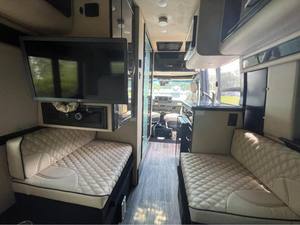 Autocaravana de Lujo Sprinter 2024 en Venta – RV Diésel de Lujo con Cocina, Baño, Cama y Sistema Solar - Product Image 3