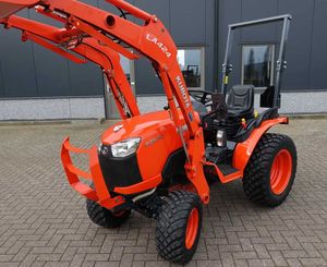Tracteur agricole miniature Kubota B2650 4x4 HST 25 CV avec moteur automatique, chargeur frontal et roulements agricoles - Product Image 3