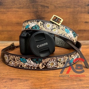 Achat en gros 2025 cuir repoussé à la main 4cm de large réglable caméra bandoulière Cowboy cuir cou caméra sangle pour DSLR & SLR - Product Image 1