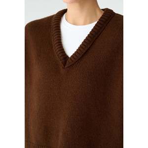 Pull uni à col en V marron foncé - Product Image 2