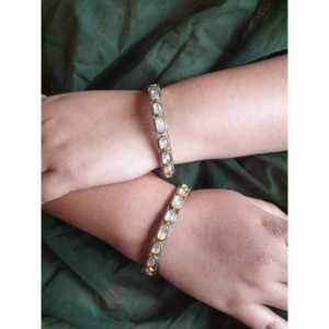 Brazaletes finos Kundan Polki abiertos con acabado dorado - Product Image 3