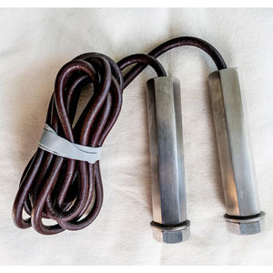 Cuerda para Saltar para Niños, Cuerda de Saltar Ajustable de Cuero de 8.5 Pies con Mango de Metal - Product Image 1