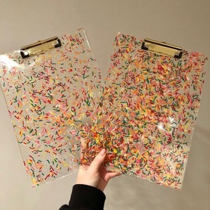 Planche à découper élégante en résine et en bois, design contemporain, adaptée aux restaurants, cafés de luxe et événements festifs culturels. - Product Image 2