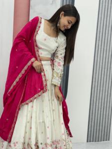Diseños festivos bordados Lehenga Choli de seda de arte pesado de alta calidad al por mayor para fiestas ropa india y paquistaní - Product Image 5