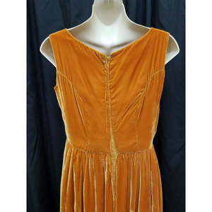 Robe de soirée élégante en velours d'inspiration vintage avec détail de pompon Burnt Orange - Product Image 4