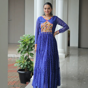 Elegante y de moda Último Festival Especial Exclusivo Más moderno Vestido estampado de bandhani de lujo Desgaste Mujeres de diseñador más vendidas - Product Image 1