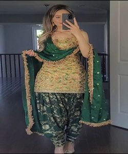 Vêtements Maxi longs avec un design de vêtement brodé élégant Idéal pour les dames modernes à la recherche de modestes élégants et à la mode - Product Image 4