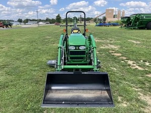 Tracteur à roues John Deere 25 CV avec chargeur frontal et pelle arrière, couleur verte et jaune - Product Image 3