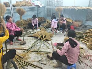 Petit ensemble de balais et pelle à poussière en paille de gazon pour la décoration intérieure - Product Image 5