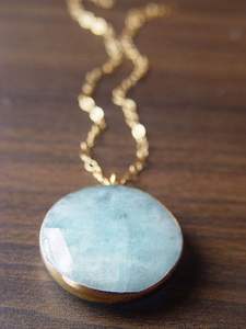 Vente en gros de modèles de chaînes en or faits à la main, bijoux en résine, cristal plaqué or, fleurs séchées, colliers avec pendentif chapelet - Product Image 6