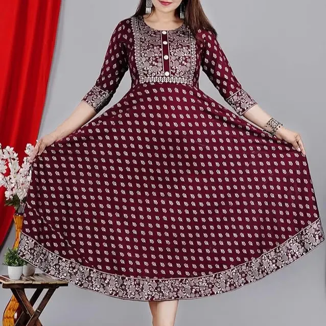 Stampa a blocchi indiani da donna con stampa oro puro Rayon Anarkali Kurta disponibile al prezzo all'ingrosso