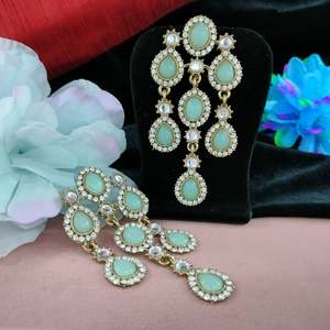 Pendientes acrílicos Kundan para mujer, lujoso acabado en tono dorado, ligero, respetuoso con el medio ambiente, metales no preciosos, ropa de fiesta - Product Image 4