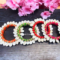 Ensemble de 2 bracelets indiens faits à la main en fil de soie et coquillages Kaudi multicolores, cadeaux de mariage ou de Mehndi pour femmes