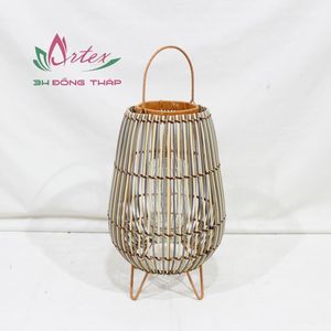 Tradicional Poly Rattan Weaving Storm Lantern Uso en el hogar Portavelas de vidrio con mango Artículo decorativo elegante - Product Image 1