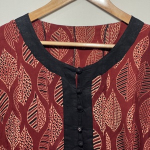 ชุดเดรสผ้าเรยอนสีแดงพิมพ์ลายดอกไม้สไตล์อาจรักห์  แบบรักษ์โลกสำหรับผู้หญิง แขนสามส่วน |   ชุดคุร์ตีสไตล์เอไลน์แบบลำลองสำหรับชาวพื้นเมือง - Product Image 3