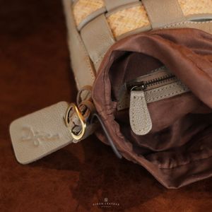 Bolso Cubo de cuero genuino hecho a mano de la mejor calidad, acentos de ratán Natural, bolso de mano impermeable hecho a mano, poliéster de Indonesia - Product Image 3