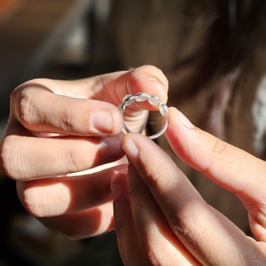 Lunette sertie pierre de lune bague en argent bague en argent pierre de lune bleu feu bague pierre de lune - Product Image 3