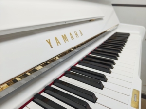 Piano acoustique droit Yamaha U1H blanc professionnel de luxe, occasion, excellent état, 88 touches, modèles U1, U2, U3 – Offre spéciale - Product Image 3