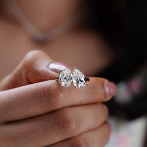 Anillo de Compromiso Toi Et Moi con Certificación IGI, Diseño de Dos Piedras con Diamantes Ovalados y en Forma de Pera - Product Image 6