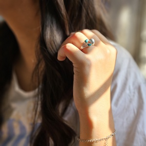 Anillo de Plata Ajustable con Perla Turquesa Tres Piedras Preciosas Peso Ligero para Bodas y Fiestas - Product Image 2