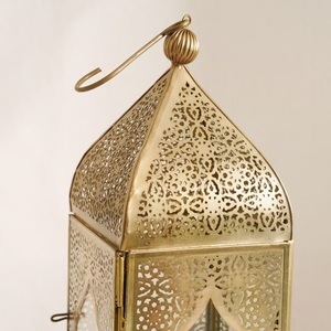 Farol de Metal Dorado de Lujo con Diseño Intrincado de Corte Ondulado, Forma Compacta, Anillo para Colgar, Brillo Cálido de Vela para una Decoración Elegante del Hogar - Product Image 5