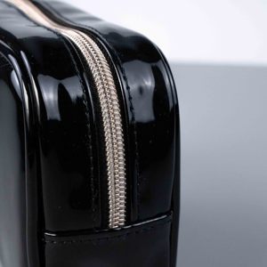 Pochette de voyage élégante en PU avec fermeture éclair pour cosmétiques et soins de la peau, personnalisable en couleur et taille, OEM/ODM disponible - Product Image 6