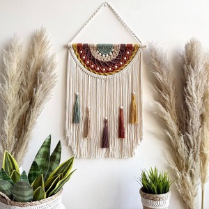 Suspension murale en macramé arc-en-ciel pour une décoration intérieure colorée, une présentation murale vibrante et une décoration intérieure joyeuse, fabriquée à la main en Inde - Product Image 3