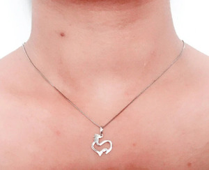 Pendentif en or massif 14 carats avec un délicat diamant en forme de poulet chrétien pour femmes, à porter tous les jours - Product Image 1