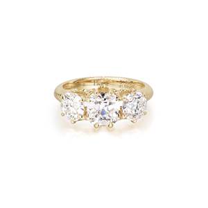 Anillo de compromiso Marcella con diamantes cultivados en laboratorio de corte antiguo en trilogía - Product Image 1