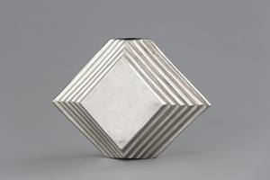 Vase à fleurs en aluminium Style hexagonal Créatif Moderne Pour le salon Décoration de bureau Vase à fleurs en aluminium avec finition argentée - Product Image 6